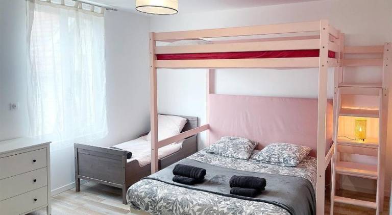 La Family House, spacieuse avec wifi, exterieur et parking in Laon