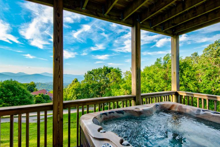 Aussies Lookout - Panoramic Mountain Views, Hot Tub, Pool Table! in Boone, NC