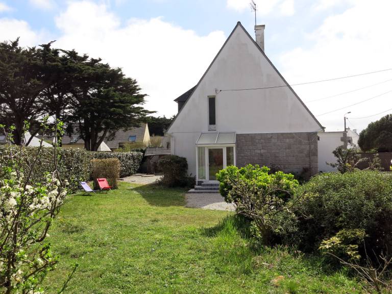 Fully equipped vacation home with yard, barbeque & terrace | Pet-friendly — photo 3