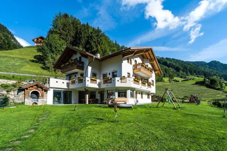 Family-friendly charming holiday apartment with BBQ, yard & hot tub | Garden view | Pet-friendly in Valle Aurina