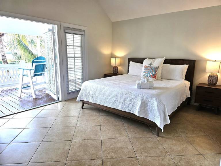 Vacation home with barbeque & heated pool | Water view — photo 5