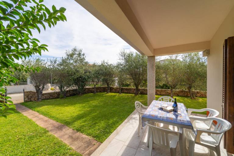 Holiday apartment with yard & terrace — photo 4