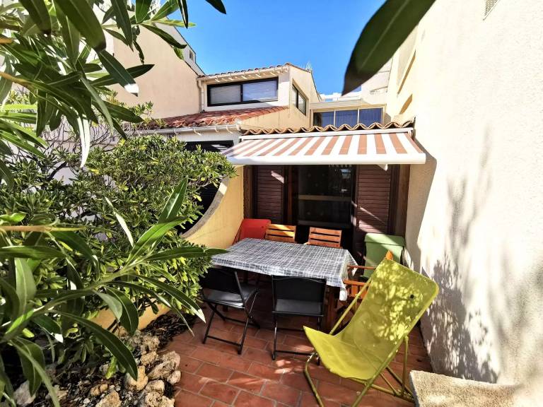 Vacation home with patio — photo 3