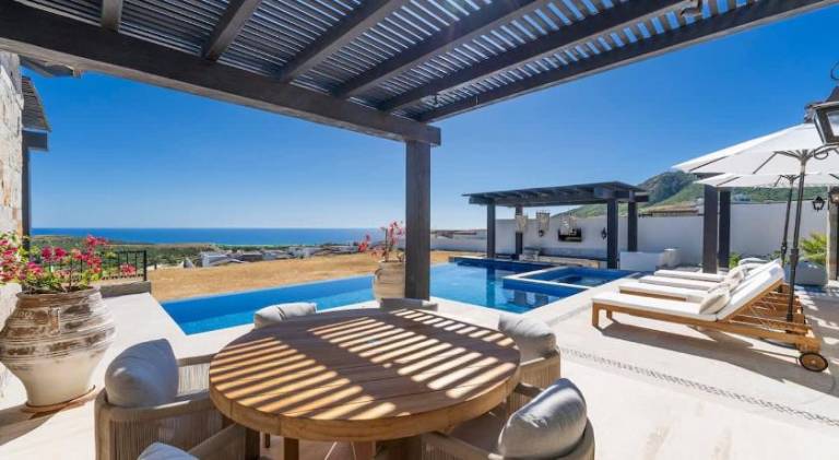 House with pool — photo 4