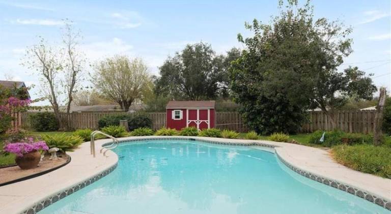 Ample villa with pool | Pets are welcome in McAllen, TX