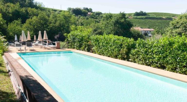 Apartment with pool, terrace & yard — photo 3