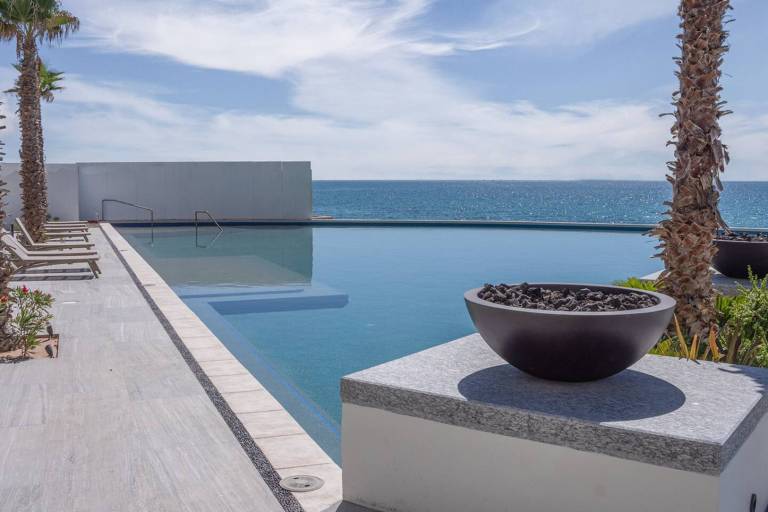 Beachfront 2BR Condo Pool Ocean Views & Resort