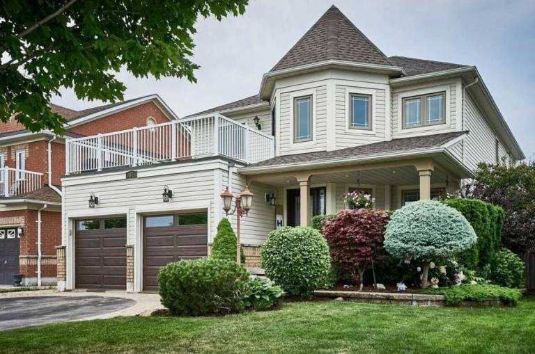 House  Whitby Shores
