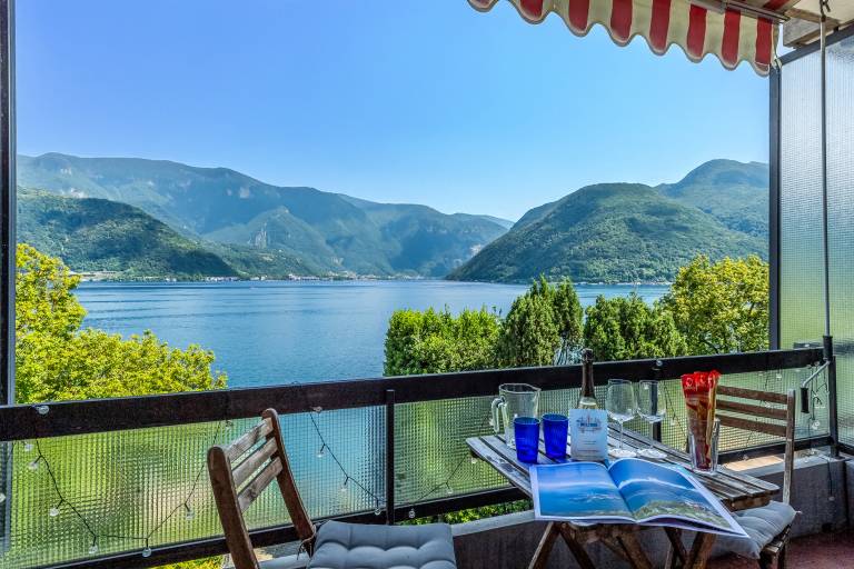 Melide Lake View