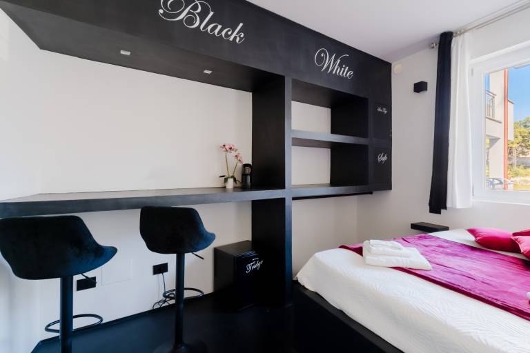Holiday Home 'Suite Black and White' with Balcony, Wi-Fi & Air Conditioning — photo 5