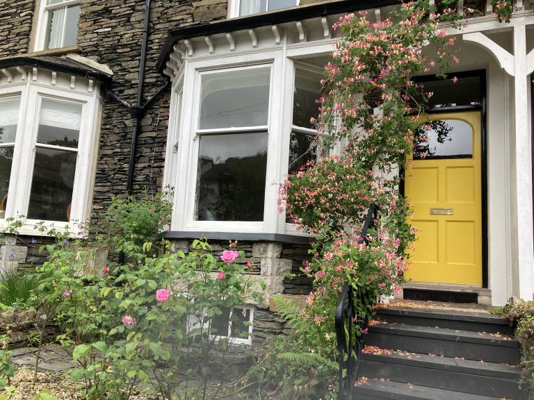 Family-oriented beautiful cottage with yard | Pet-friendly — photo 2