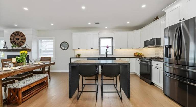 Renovated & Sophisticated Home Near Beach & Shops! — photo 3