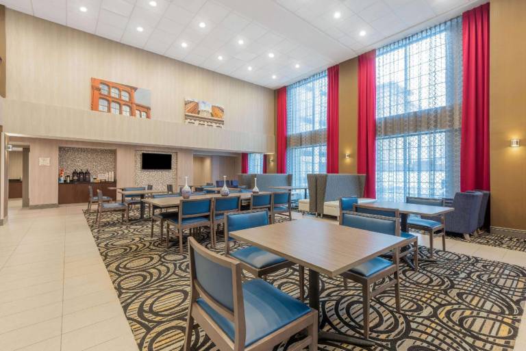 La Quinta Inn & Suites by Wyndham Aberdeen-APG — photo 2