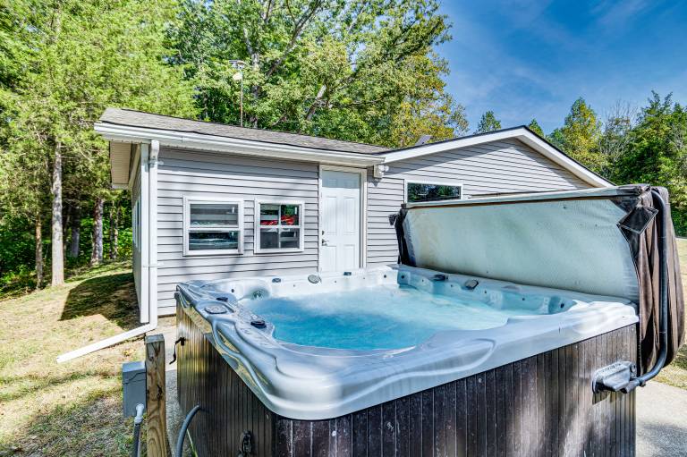 Lake Escape w/ Hot Tub & Docks in Hope! — photo 2