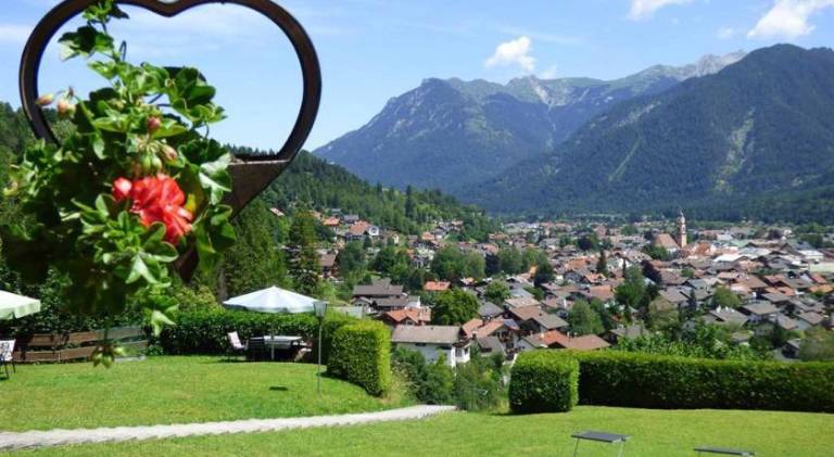 Holiday apartment with patio, garden & barbeque in Mittenwald