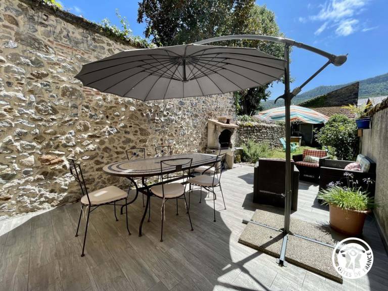 Gite with barbecue, patio & yard in Foix