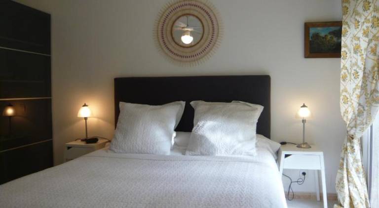 Rental apartment with barbecue, terrace & pool in St.-Rémy-de-Provence