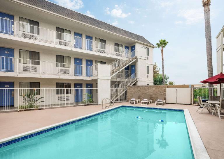 Motel 6 Buena Park, CA - Knotts Berry Farm - Disneyland — photo 2