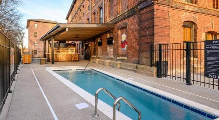 Apartment with pool — photo 4