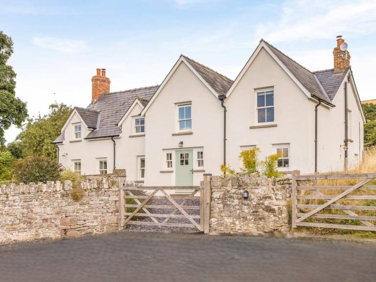 Fully equipped charming cottage with yard | Pets are welcome in Crickhowell