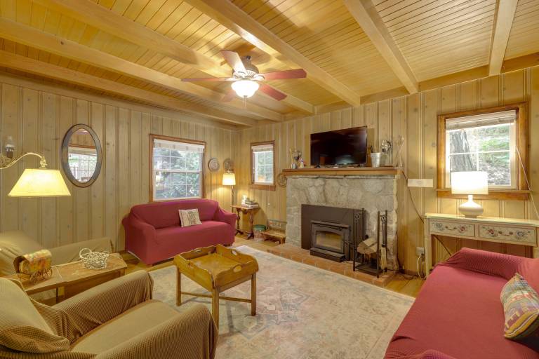 Vintage 'Snow White' Cottage  2 Miles to Village! — photo 4