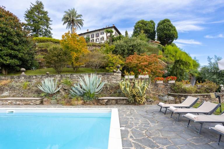Villa with barbeque, private pool & patio | Pets are welcome in Baveno