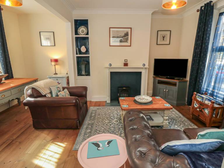 Family-friendly charming cottage with yard | Beach view | Pets allowed — photo 2