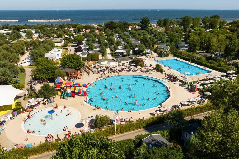 Charming mobile home with barbeque & pool | Next to the beach | Pets are welcome in Ferrara