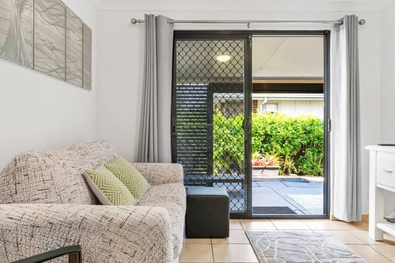 Spacious 1 Bed Unit with Outdoor Patio Dining