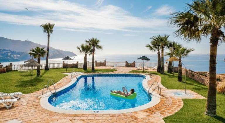 House with pool, jacuzzi & garden | Perfect for remote work in Almunecar