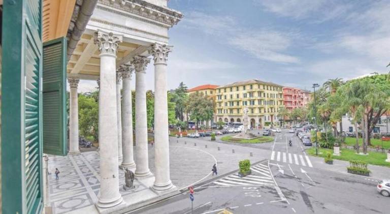 Holiday apartment with terrace & hot tub in Chiavari