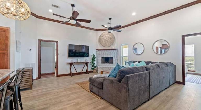 Fully equipped lovely vacation home with yard, grill & private pool | Beach nearby | Perfect for remote work | Pets allowed — photo 2