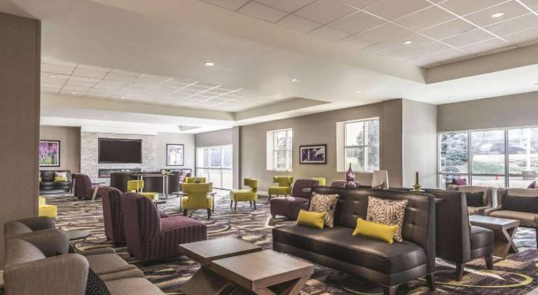 La Quinta Inn & Suites by Wyndham Cincinnati Sharonville — photo 3
