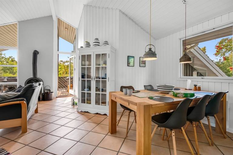Family-oriented vacation home with hot tub, BBQ & patio | Pet-friendly — photo 4