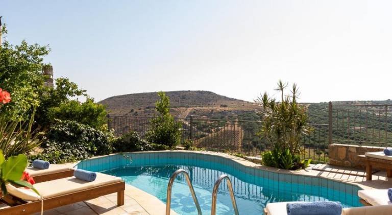 Villa with pool, yard & hot tub — photo 2