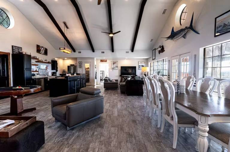 House Falcon Lake Estates