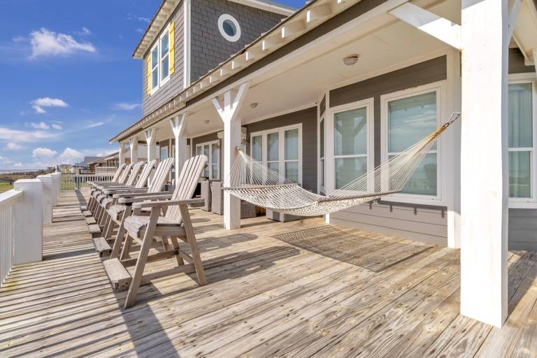 Big vacation home with BBQ & yard | Pets allowed — photo 2