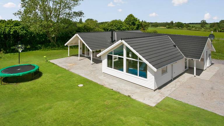 Vacation home with yard, sauna & private pool — photo 2