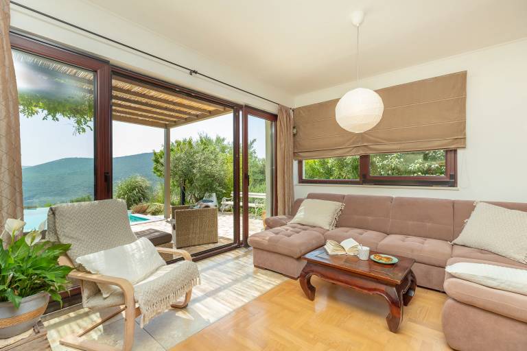 Fully equipped vacation home with private pool, patio & garden | City view | Pets are welcome — photo 2
