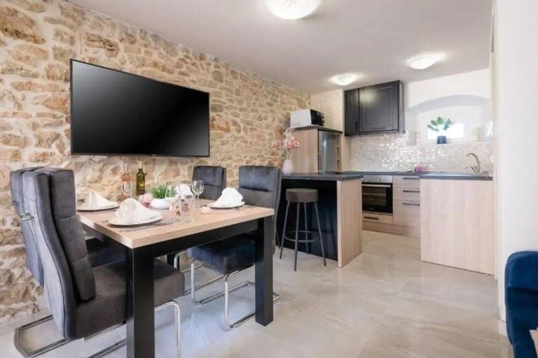 Ferienhaus mit Whirlpool und Sauna in Kastelir