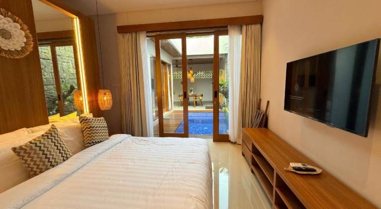 Villa with pool & patio | Pets are welcome — photo 2