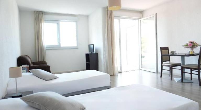 Wonderful serviced apartment with yard & patio | Dogs allowed — photo 2