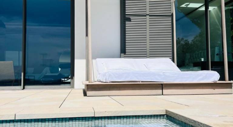 Villa with terrace, hot tub & grill | Perfect for remote work — photo 3