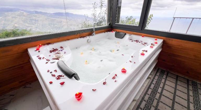 Beautiful house with jacuzzi, patio & garden | Pet-friendly — photo 5