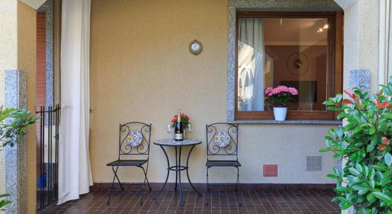 Apartment with patio & yard — photo 5