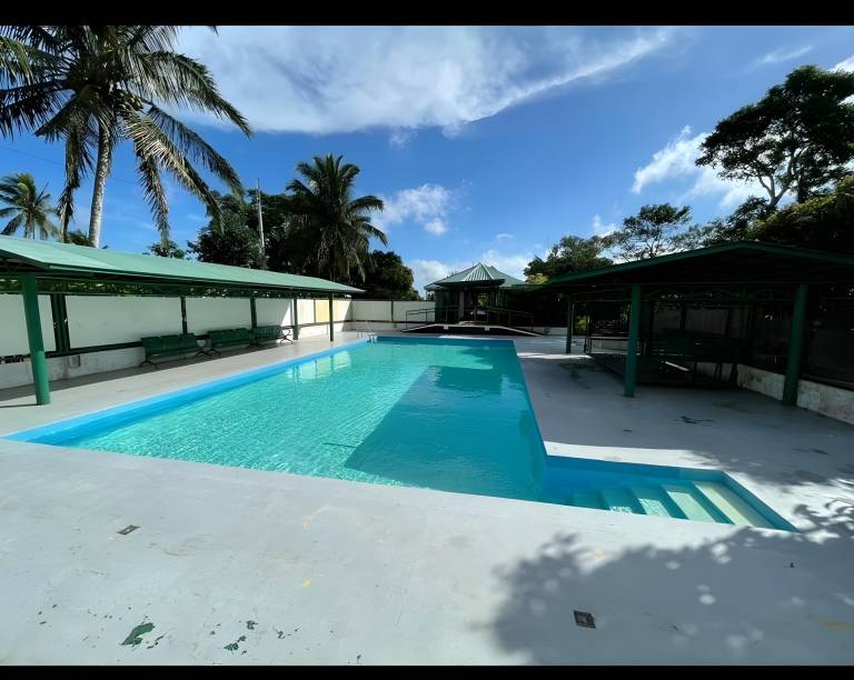 Vacation home with barbeque, yard & pool — photo 3
