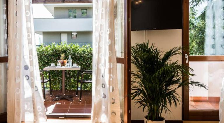 Holiday apartment with pool, yard & terrace — photo 4
