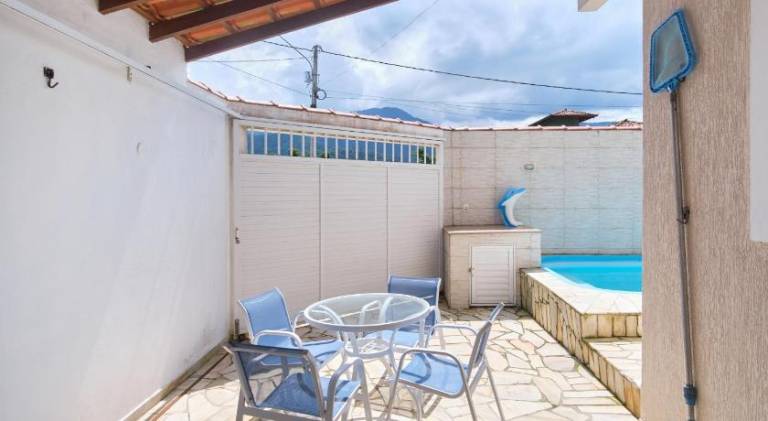 House with pool — photo 3