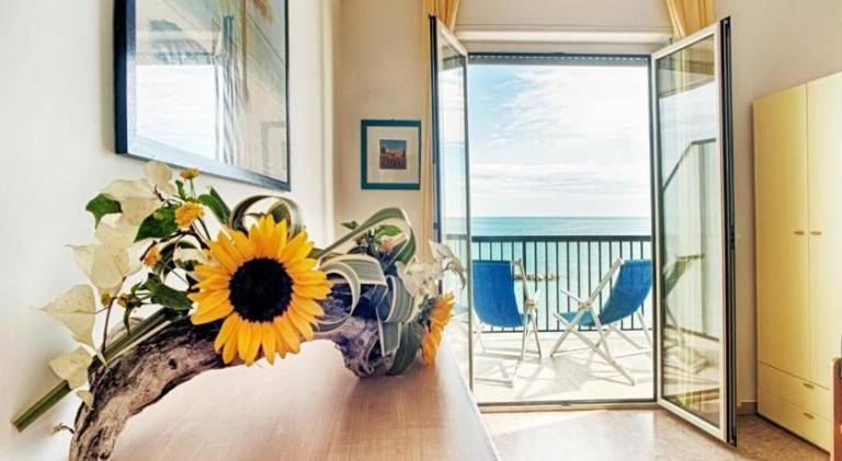 Serviced apartment with terrace | Next to the beach | Pets are welcome — photo 2