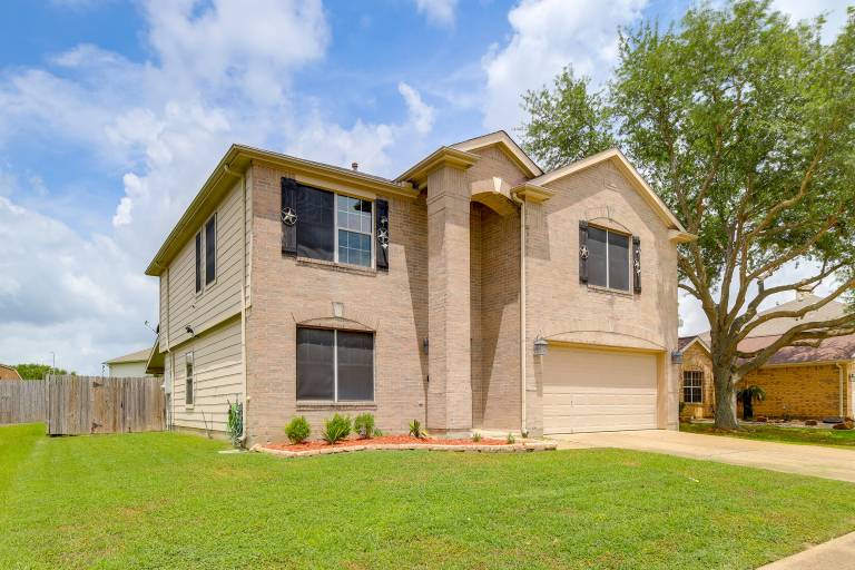 7 Mi to Downtown Baytown: Spacious Home w/ Yard — photo 2